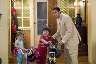 Klick – Dank seines guten Jobs kann Michael (Adam Sandler, r.) seinen Kindern (Tatum McCann, l. und Joseph Castanon, M.) zwar alles bieten, nur keine Zeit mit ihrem Vater ...