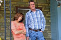 The Middle – Frankie (Patricia Heaton, l.) und Mike (Neil Flynn, r.) sind stolz auf ihre Kinder. Doch ein gemeinsamer Camping-Trip mit ihnen strapaziert ihre Nerven mehr als ihnen lieb ist ...