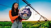 planet schule: neuneinhalb - für dich mittendrin – Reporterin Luam schaut sich an, wie die Landwirtschaft Wasser sparen kann.