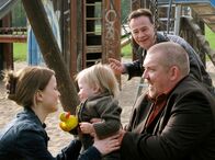 Tatort – WDR Fernsehen TATORT, "Verdammt", Fernsehfilm Deutschland 2007, Buch Jürgen Werner, Regie Maris Pfeiffer,am Donnerstag (02.04.15) um 20:15 Uhr. Melanie Schenk (Karoline Schuch) freut sich, dass ihr Vater Freddy (Dietmar Bär) neben seinen Ermittlungen noch Zeit findet, mit seinem Enkelkind zu spielen. Auch der kinderlose Max Ballauf (Klaus J. Behrendt) macht da gerne mit.