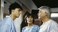 Ich heirate eine Familie – Überrascht werden Angi (Thekla Carola Wied, M.) und Werner (Peter Weck, r.), als sie eines morgens den "Gast" Duffy (Felix Martin, l.) in ihrem eigenen Badezimmer antreffen.