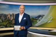 Servus um 2 – Alexander Schweitzer posiert für ein Foto
