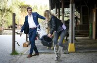 Sturm der Liebe – Jessica (Isabell Ege, r.) kann Christophs (Dieter Bach, l.) Anschlag auf Taifun im letzten Moment verhindern.