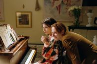 Barbara – Schauspielerin Brigitte (Jeanne Balibar) und Regisseur Yves Zand (Mathieu Amalric) studieren Stücke der Chansonsängerin Barbara ein, die Brigitte in einem Biopic über Barbara verkörpern soll.