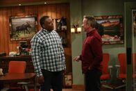 Last Man Standing – Chuck (Jonathan Adams, l.); Mike (Tim Allen, r.)