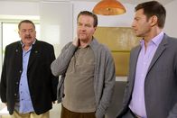 Die Rosenheim-Cops – Hat Andreas Brucker (Matthias Dudeck, M.) seinen Vater im Streit erschlagen? Für Hofer (Joseph Hannesschläger, l.) und Hansen (Igor Jeftić, r.) ein Mordmotiv.