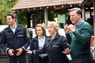 WaPo Bodensee – Jakob Frings (Max König, l.), Julia Demmler (Wendy Güntensperger, 2.v.l.), Nele Fehrenbach (Floriane Daniel, 2.v.r.) und Bernhard Pfeil (Martin Armknecht, r.) beobachten, wie die Tür der Mietwerkstatt aufgeschossen wird.