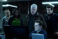 The Capture – The Capture Staffel 1 Folge 7 Manipulieren die Realität: Kayla Meikle als Jeanie, Savannah Acquah als Jamila Mahdi, Ron Perlman als Frank Napier, Frederick Szkoda als Ryan, Ian Burfield als CIA-Mitarbeiter