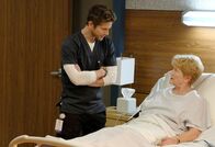 Atlanta Medical – Kann Conrad (Matt Czuchry, l.) seiner ehemaligen Mentorin Dr. Jacoby (Erika Slezak, r.) helfen?