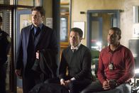 Castle – Was zunächst nach einem Raubüberfall aussieht, entwickelt sich schnell zu einem hochbrisanten Fall: Castle (Nathan Fillion, l.), Kevin Ryan (Seamus Dever, M.) und Javier Esposito (Jon Huertas, r.)