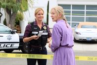 CSI: Vegas – Julie (Elisabeth Shue, l.) sucht Zeugen für den Mord an dem erfolgreichen Scheidungsanwalt Sloan und befragt Marjorie Randell (Caroline Lagerfelt) zu ihren Beobachtungen.