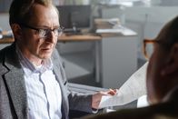 Der Rücktritt – Bringt den Bundespräsidenten Christian Wulff zu Fall: Journalist Martin Heidemanns (Thorsten Merten) ...
