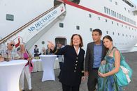 Das Traumschiff – Heide Keller (Beatrice), Max Alberti (Julian Spielmann), Katrin Heß (Lucie Spielmann).
