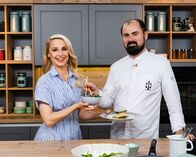 Silvia kocht – Silvia Schneider, Lukas Nagl („Spinatsalat mit Kernöl, Chili und Honig“ und „Gedämpfter Zander mit 7 Kräuter, Spinat und Gersten Miso“).