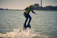 Andere Eltern – Lars (Sebastian Schwarz) macht den Anfang bei der Teambuilding-Aktion und steigt als erster auf das Flyboard.
