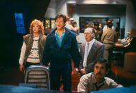 Das Philadelphia Experiment – Nachdem sich Matrose David (Michael Paré, m.) langsam in der Zukunft zurecht gefunden hat, versucht er mit Allison (Nancy Allen) den Übeltäter zu finden, der die Katastrophe zu verantworten hat.