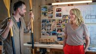 Praxis mit Meerblick – Er ist charmant und unterhaltsam: Nora (Tanja Wedhorn) mag Max (Bernhard Piesk) gerne.