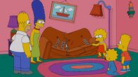 Die Simpsons – Die Couch der Simpsons ist kaputt. Homer (l.), Marge (2.v.l.), Lisa (M.), Maggie (2.v.r.) und Bart (r.) bestellen eine neue in Brooklyn, mit dem Erfolg, dass mit der Couch eine Bettwanzen-Plage aus New York in Springfield Einzug hält ...