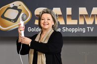 Um Himmels Willen – Marianne Laban (Andrea Wildner) macht sich gut bei den Probeaufnahmen für den Shopping-Kanal von Salm.