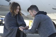 Scorpion – Als Paige (Katharine McPhee, l.) von Muttergefühlen übermannt alles daran setzt, einen Jungen aus dem Fahrwerksschacht zu befreien, muss Toby (Eddie Kaye Thomas, r.) sich schließlich auch um sie kümmern ...