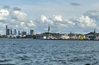 Mit dem Zug ... – Estland: Stadtansicht von Tallinn von der Ostsee aus