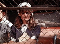 Die Waltons – Cindy (Leslie Winston) ist nach Norfolk gereist, um ihren Mann Ben zu empfangen.