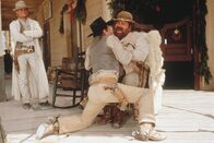 Die Troublemaker – Travis (Terence Hill, l.) sieht zu, wie sein Bruder Moses (Bud Spencer, r.)