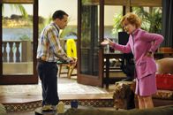 Two and a Half Men – Alan Harper (Jon Cryer, l.); Evelyn Harper (Holland Taylor, r.)