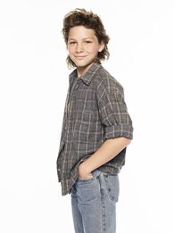 Young Sheldon – (1. Staffel) - Als Sportskanone der Familie ist Georgie (Montana Jordan) genau das, was sich sein Vater als Sohn immer erträumt hat. Dass er geistig mit seinem kleineren Bruder Sheldon nicht mithalten kann, tut da überhaupt nichts zur Sache ...