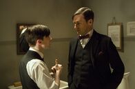 A Young Doctor's Notebook – Der junge Doktor (Daniel Radcliffe, l) bittet den alten Doktor (Jon Hamm) um Rat.