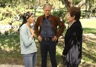 Desperate Housewives – Lynettes Stiefvater Glen (Richard Chamberlain, M.) erscheint bei den Scavos und das Wiedersehen zwischen ihm und Lynette (Felicity Huffman, l.) fällt äußerst herzlich aus. Die beiden versuchen Stella (Polly Bergen, r.) im Park zu treffen ....