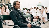 Der Rausch – Der Lehrer Martin (Mads Mikkelsen) ist ausgebrannt.; rbb Fernsehen DER RAUSCH, "Druk" Uhr. Der Lehrer Martin (Mads Mikkelsen) ist ausgebrannt.