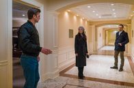 Elementary – Hat Ronnie Wright (Frederick Weller, l.) etwas mit dem Verschwinden eines Arztes zu tun? Holmes (Jonny Lee Miller, r.) und Watson (Lucy Liu, M.) jedenfalls glauben, dass er etwas verbirgt ...