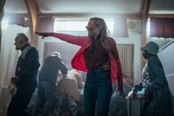 neoriginal: Generation Z – Janine (Anita Dobson, im Vordergrund) und die anderen Zombie-Senioren greifen die nicht infizierten Bürger im Rathaus an.