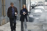 Castle – Die Spannungen zwischen Richard Castle (Nathan Fillion, l.) und Kate Beckett (Stana Katic, r.) scheinen sich wieder etwas zu lösen ...