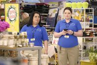 Superstore – Sandra (Kaliko Kauahi, l.); Dina (Lauren Ash, r.)