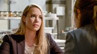 Rote Rosen – Amelie (Lara-Isabelle Rentinck, l.) ist perplex, als Svenja (Lea Marlen Woitack, r. ) ihr grünes Licht für eine Affäre mit Arthur gibt.