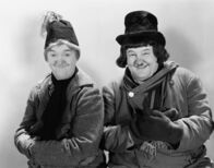 Dick und Doof werden Papa – Stan (Stan Laurel, l.); Ollie (Oliver Hardy, r.)