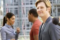 Detective Laura Diamond – Ist der Businesspartner des ermordeten Jack, Shane (Gabriel Mann, r.), der Täter? Meredith (Janina Gavankar, l.) und Billy (Laz Alonso, M.) gehen der Sache nach ...; Ist der Businesspartner des ermordeten Jack, Shane (Gabriel Mann, r.), der Täter? Meredith (Janina Gavankar, l.) und Billy (Laz Alonso, M.) gehen der Sache nach ...