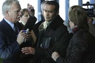 Solar Attack – Physiker Lucas Foster (Mark Dacascos) hat einen riskanten Plan für die Rettung der Erde.