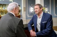Sturm der Liebe – Werner (Drik Galuba, l.) stößt mit Christoph (Dieter Bach, r.) auf ihre neue Allianz an.