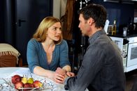 Rote Rosen – ARD ROTE ROSEN FOLGE 1715 Uhr im ERSTEN. Lisa (Daniela Wutte, l.) kann Ole (Patrik Fichte, r.) nicht überzeugen, von seinem generellen "Nein" zur Heirat abzurücken.