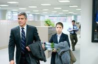 Up in the Air – Ryan (George Clooney, li.) zeigt der jungen, ambitionierten Natalie (Anna Kendrick, Mi.), was es wirklich heißt, Mitarbeiter und Mitarbeiterinnen zu entlassen.