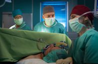 In aller Freundschaft – Der Krankenstand der Kollegen hat dazu geführt, dass Dr. Kathrin Globisch (Andrea Kathrin Loewig, re.) an ihrem freien Tag sls Anästhesistin von Dr. Kaminski (Udo Schenk, mi.) bei einer OP gebraucht wird. Da Kathrin in letzter Zeit sehr mit Schlafmangel zu kämpfen hat, nickt sie allerdings mitten im Eingriff vor den Augen der OP-Schwester (Karola neumann, re.) und Kaminski ein.
