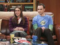 The Big Bang Theory – Sheldon (Jim Parsons, r.) sinnt auf Rache, als Amy (Mayim Bialik, l.) einen seiner Lieblingsfilme für ihn ruiniert, während Raj und Stuart eine ganz besondere Idee haben, um Frauen kennenzulernen ...