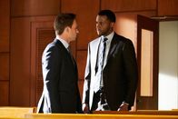 Suits – Vor Gericht gerät Mike (Patrick J. Adams) mit dem Anwalt Oliver Grady (Jaordan Johnson-Hinds) aneinander. Mike nimmt die Herausforderung an und will sich als ebenbürtiger Anwalt beweisen.