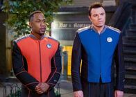 The Orville – Lieutenant Commander John LaMarr (J. Lee, l.); Captain Ed Mercer (Seth MacFarlane, r.)
