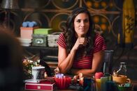 Navy CIS: L.A. – Ist froh, dass sich das Team durch vereinte Kräfte doch in seiner Konstellation vor der neuen Chefin beweisen kann: Special Agent Kensi Blye (Daniela Ruah).