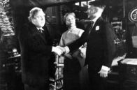 Herr im Haus bin ich – Henry Hobson (Charles Laughton, li.) merkt, dass er ohne die Hilfe seiner Tochter Maggie (Brenda de Banzie, Mi.) und seines Ex-Angestellten Willie Mossop (John Mills, re.) aufgeschmissen ist und zeigt sich schließlich kompromissbereit.