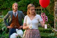 Rosamunde Pilcher: Vier Luftballons und ein Todesfall – Rosamunde Pilcher Vier Luftballons und ein Todesfall Luftpost mit rührender Nachricht: Bernd-Christian Althoff als Joey, Meriel Hinsching als Gwen Copyright: SRF/ZDF/Jon Ailes